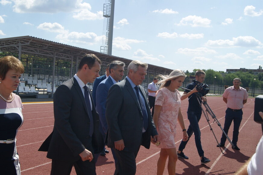  Спортивный комплекс имени Эдуарда Лакомова включает в себя два футбольных поля, трибуны на 500 посадочных мест, многофункциональные спортивные площадки для различных видов спорта, скейтпарк, площадки «Воркаут», легкоатлетическое ядро с 8 беговыми дорожками, прыжковую яму и сектор для прыжков с шестом. 