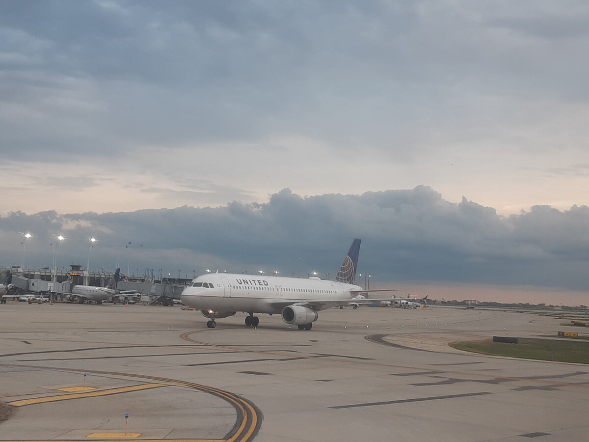 Например, с авиакомпанией United. На стойках регистрации в аэропорту PDX у них стоят таблички ("возможен овербукинг, нам очень жаль").