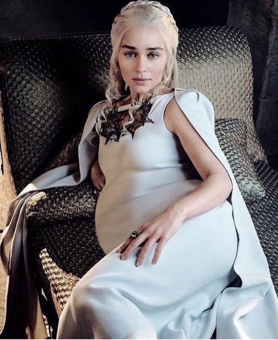 Эмилия Кларк в образе беременной Дейенерис. Источник kinovolna.tv