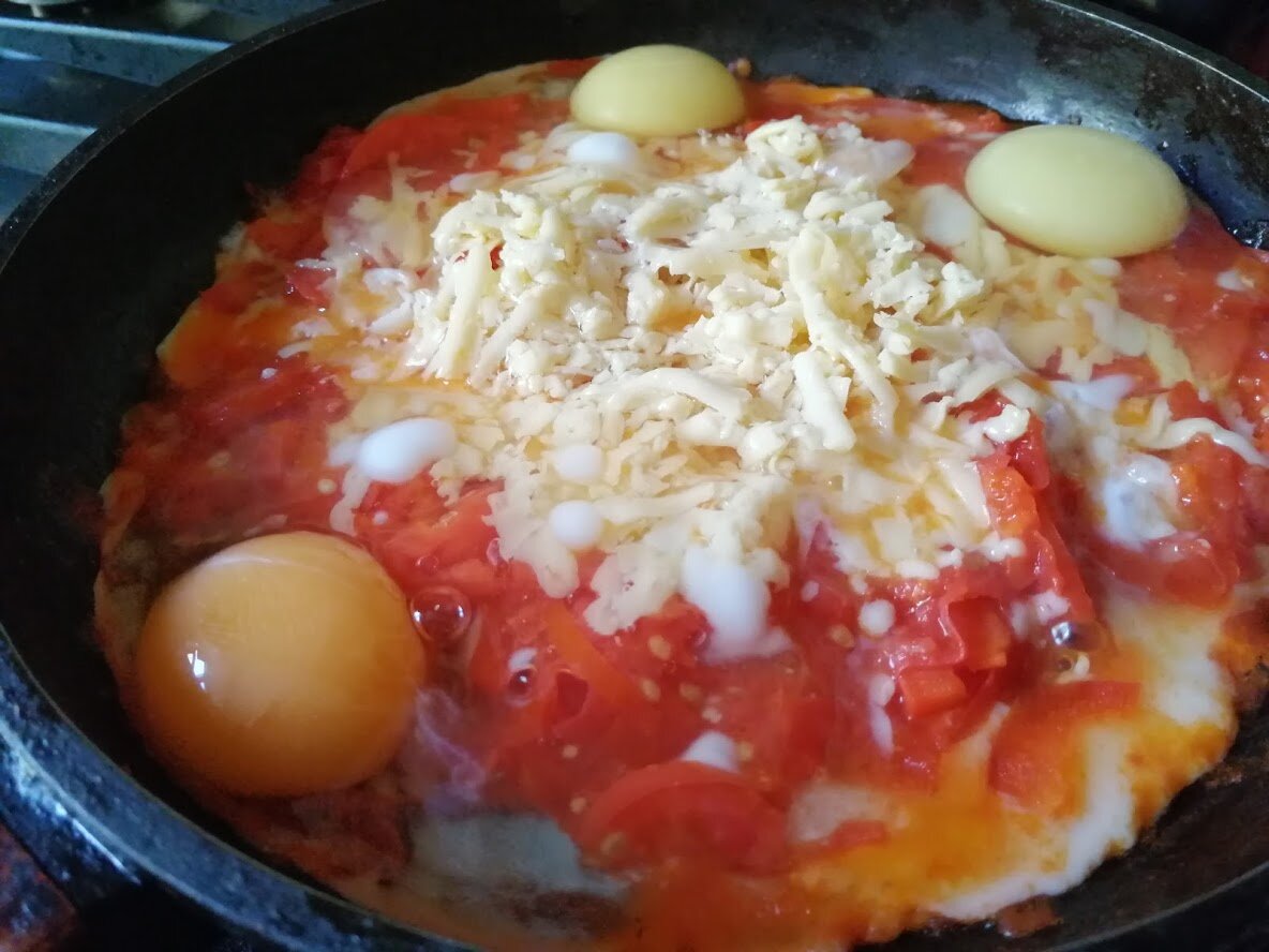 Думала делаю яичницу с помидорами, оказалось, что это почти шакшука. Мой рецепт