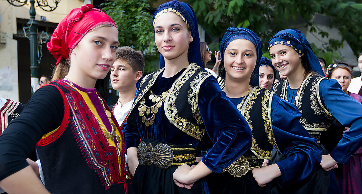 Молодые гречанки в национальных костюмах. Фото из открытого доступа.