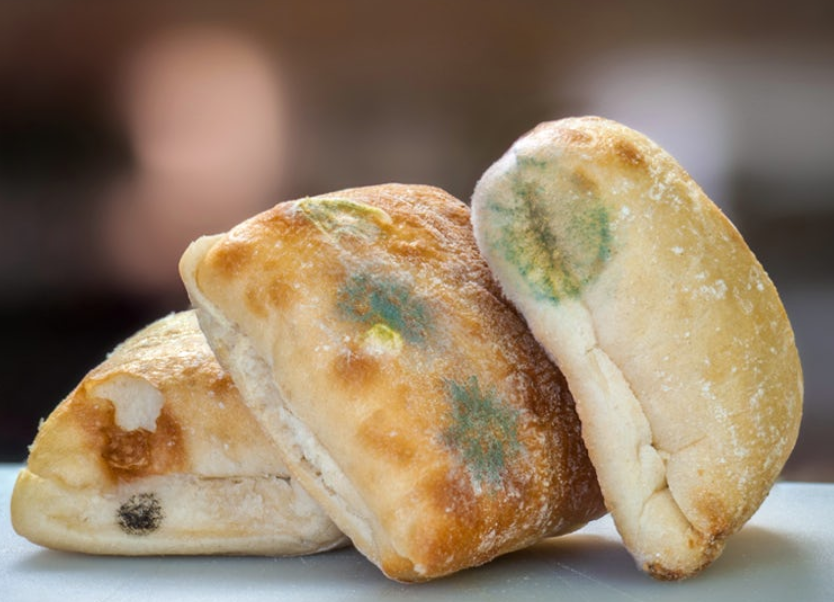 Мицелий плесени распространяется глубоко внутрь продукта