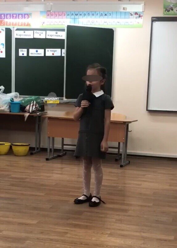 "Воспользовавшись тем, что 8-летняя Милана пришла на осенний праздник и чаепитие без матери (она находится в больнице) Евгения, член родительского комитета, которая занимается сбором денег, взяла за руку девочку со словами «Ты за общим столом сидеть и ничего кушать не будешь, иди садись там где твои кексы, там и кушай». После это Милана выбежала из-за стола и ушла рыдать в туалет" - рассказала мама девочки. 
Плачущую девочку заметила классная руководительница. Женщина успокоила ее и отвела обратно в класс к ребятам, но на этом издевательства над ней не закончились. 