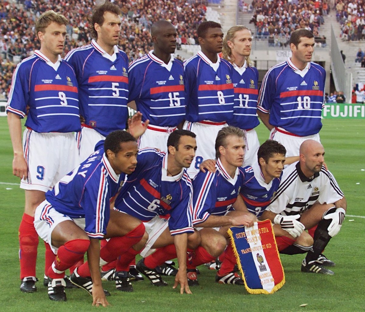 Франция чемпион по футболу какие годы. Футбол сборная Франции 1998. Сборная Франции 1998 финал.