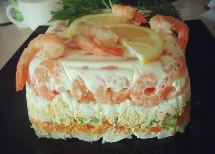 Слоёный салат с креветками