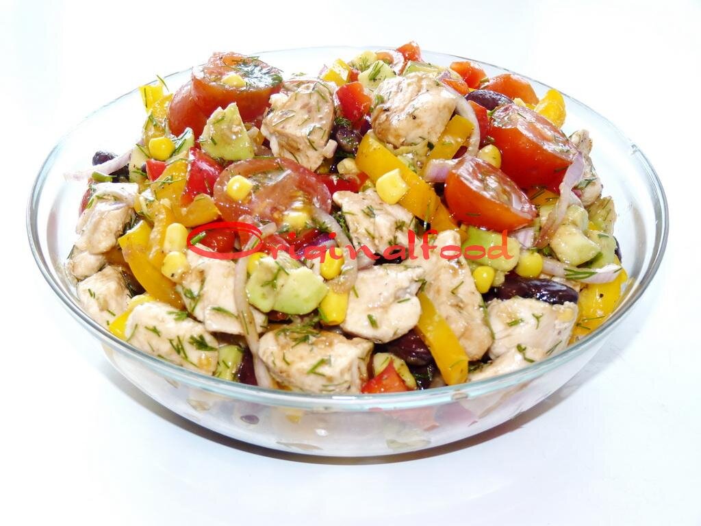 Салат с курицей болгарским перцем и кукурузой
