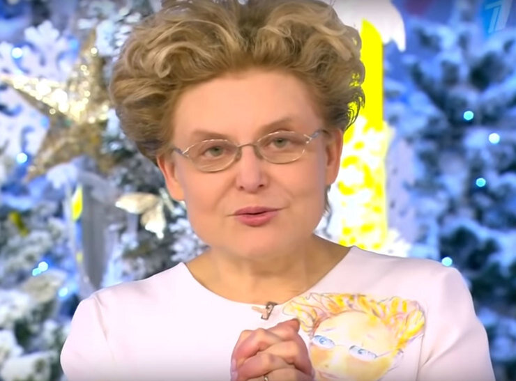 Елена Малышева в платье со своим портретомКадр из видео