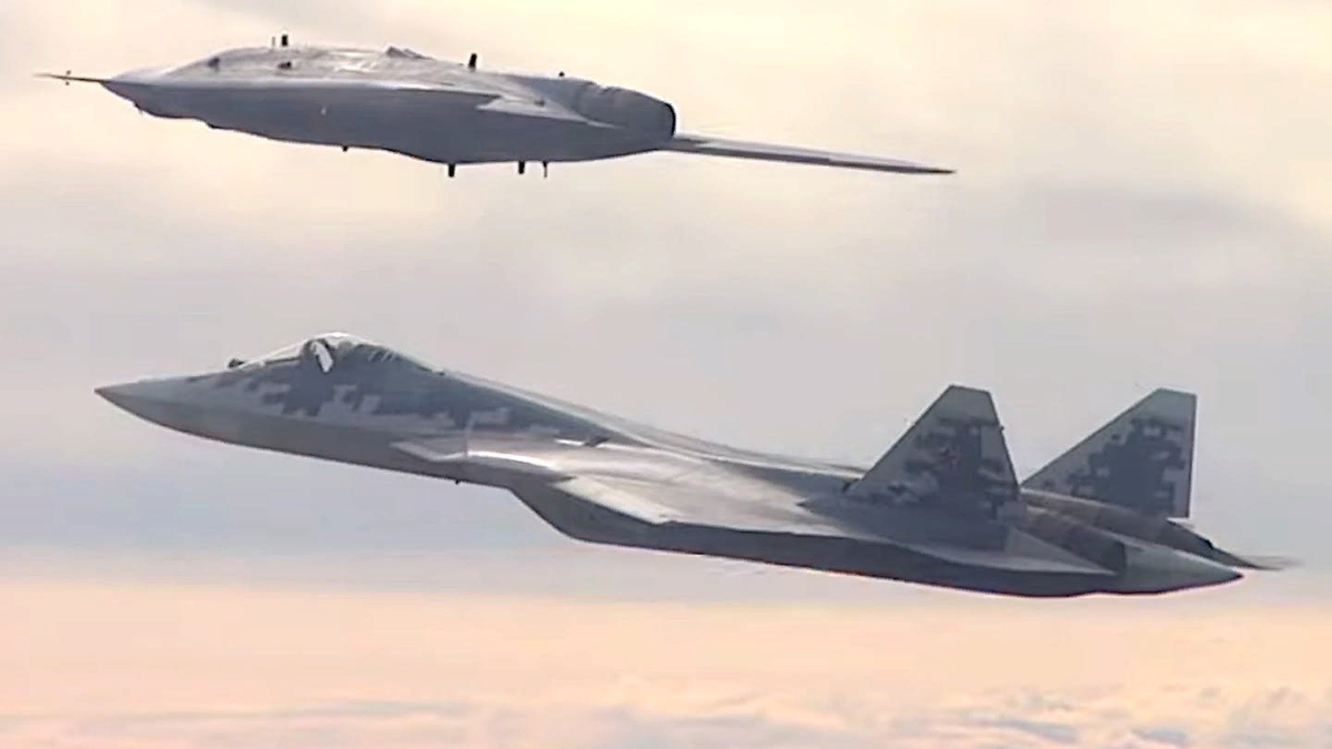 Су-57 и "Охотник" (https://hotgeo.ru/uploads/posts/2019-09/1569758820_https_api_thedrive_com_wp-content_uploads_2019_09_su-57-s-70-top.jpg)