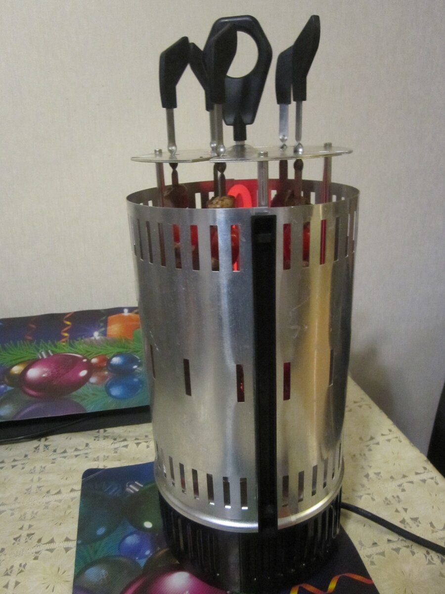 Процесс приготовления шашлыка в электрической шашлычнице (фото автора).