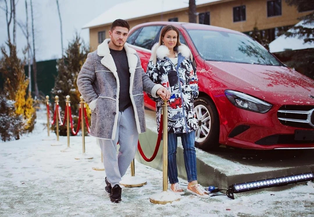 Дом 2 на декабрь. Дом 2 человек года Марина Африкантова. Человек года 2019 Марина Африкантова. Машина Марины Африкантовой. Африкантова Марина выиграла машину