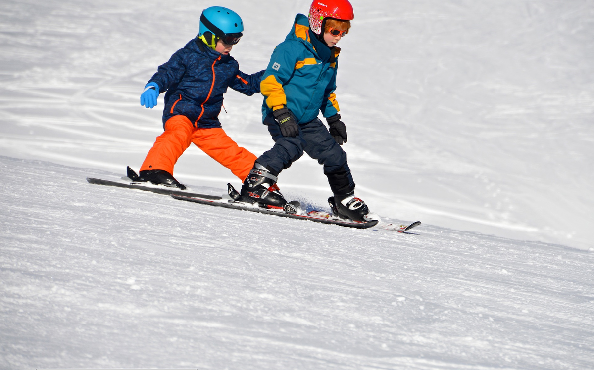 Горнолыжные занятия. Дети на лыжах. Дети катаются на лыжах. Горнолыжный спорт дети. Дети на тренировки на лыжах.