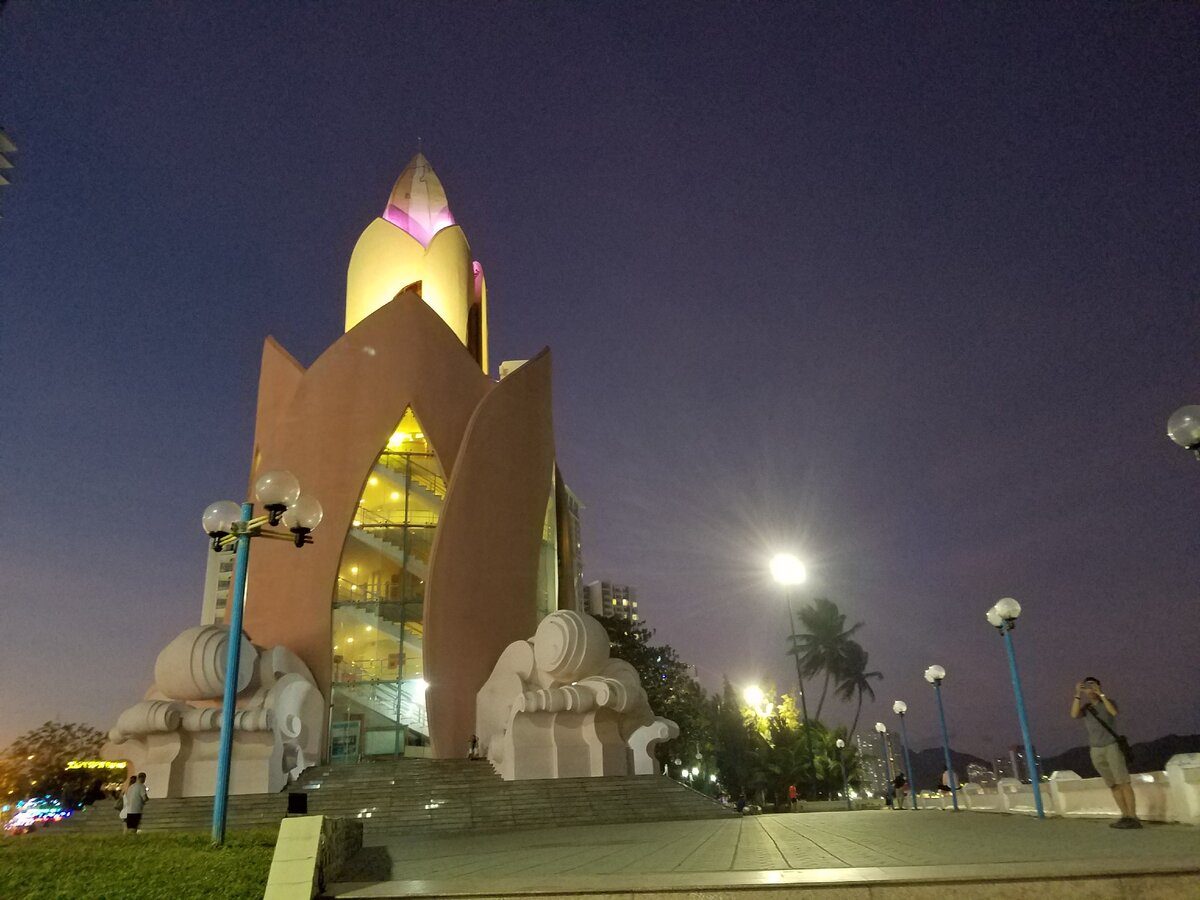 "Лотос" - одна из достопримечательностей Нячанга