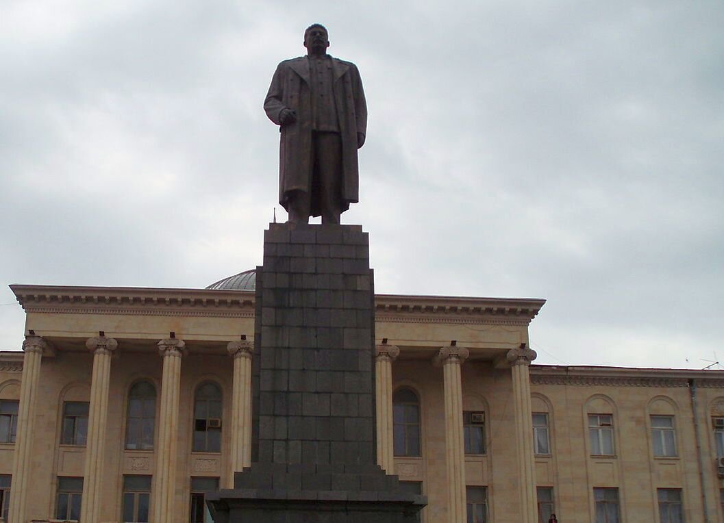 Памятник И.В. Сталину в городе Гори. Фото из свободных источников