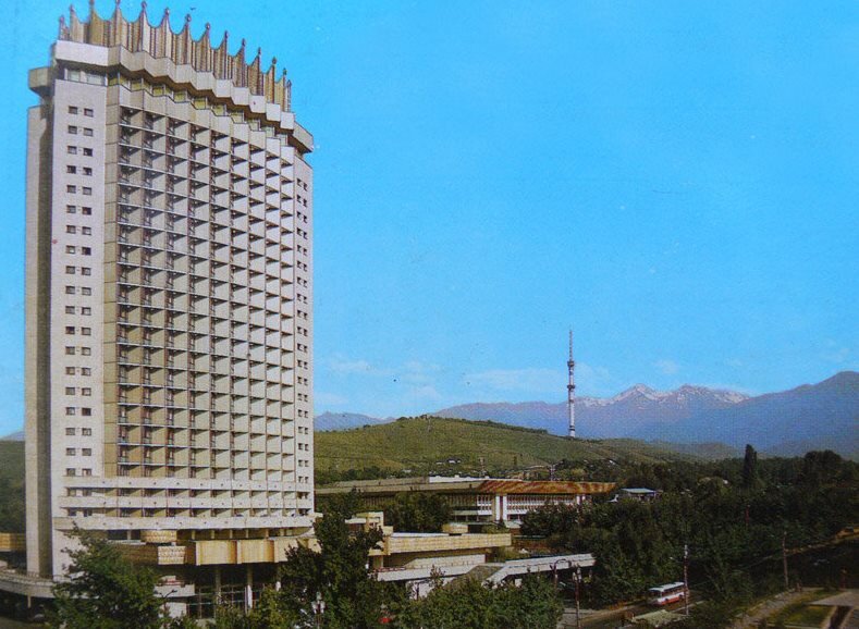 Гостиница "Казахстан" 84г. Когда-то считалась одной из визитной карточек г. Алма-Аты. (Взято с Интернета)
