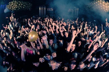 Для того чтобы открыть новый ночной клуб, нужны свежие идеи и немалые капиталовложения. Это весьма интересный и специфический вид бизнеса, за который лучше не браться неопытному человеку. Как показывает практика, ночной клуб процветает и приносит доход у людей, которые открыли заведение в дополнение к основному бизнесу или же у бывших работников клуба. Тем не менее, если вы энтузиаст и горите идеей открыть собственный клуб, вам тоже будет сопутствовать успех.