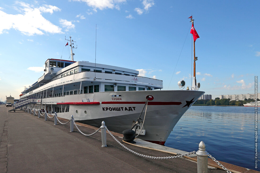 Теплоход петербург кронштадт. Теплоход Кронштадт водоход. Корабль Кронштадт водоход. Кронштадт четырехпалубный теплоход.