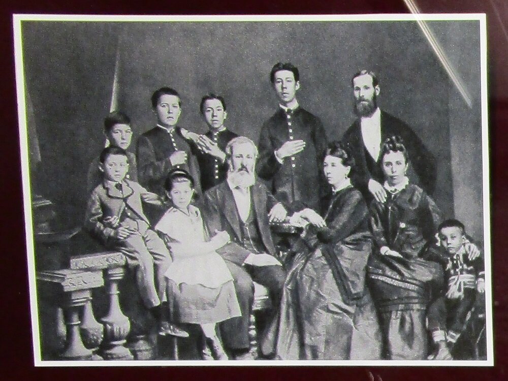 Семья Чеховых в Таганроге, Антон Чехов стоит второй слева (1874). 