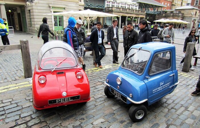 С момента создания первого автомобиля и до наших дней было выпущено огромное количество разнообразных моделей, да и сегодня производители не снижают темп. Ежегодно вниманию покупателей предлагаются разнообразные новинки – более мощные, более технологичные, более стильные. В истории автопрома были разные модели – какие-то красивые, какие-то не очень, а некоторые автомобили прошлого века даже вызывают улыбку своим комичным видом. 