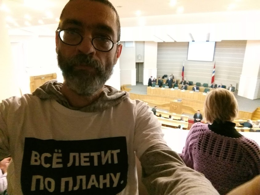 Виктор Корб в мерче кампании «Наше имя — Летов!» в омском заксобрании. © селфи, 2018