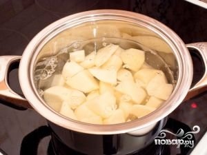 
Чистим картошку, моем и нарезаем не слишком крупно. Заливаем водой так, чтобы она слегка покрывала картофель, солим и ставим варить.