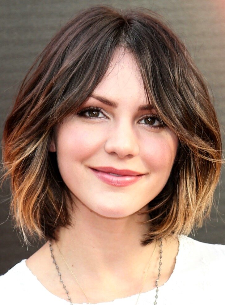 Короткие стрижки на удлиненное лицо. Люси Хейл с челкой. Стрижка полудлинный Боб. Каре для круглого лица. Стрижки для Круглово лица