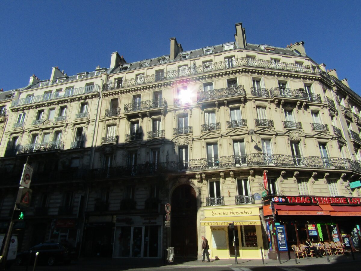 Париж в двадцатых числах февраля.