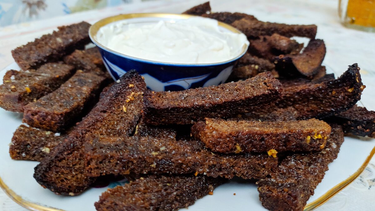 Гренки из черного хлеба с чесноком в духовке без масла