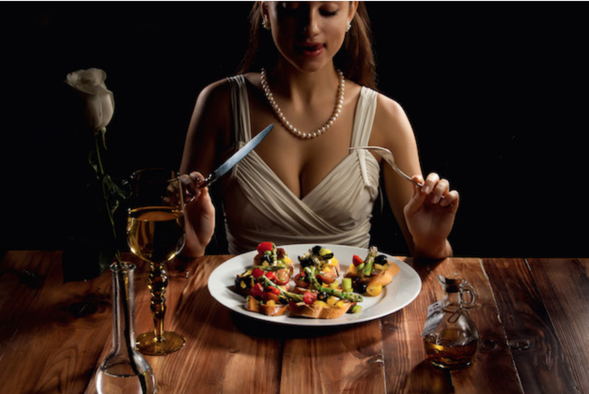 Дама готова дать. Девушка ужинает. Женщина на столе с едой. Девушка на столе с едой. Ужин для женщины.