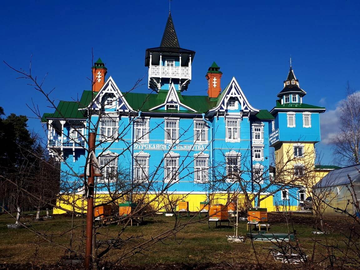 Надпись на фасаде "Отрекайся от пьянства"