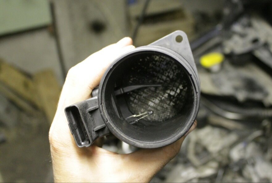 Загрязненный датчик ДМРВ.