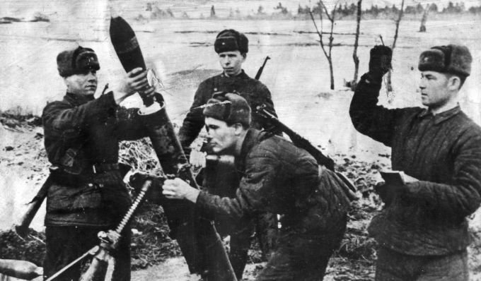 Расчет минометной батареи на огневой позиции. Фото: waralbum.ru