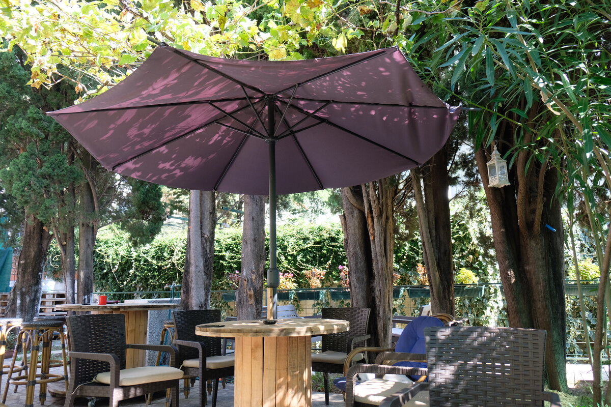 Мы любили тут посидеть и днем, и вечером за ужином сериал посмотреть