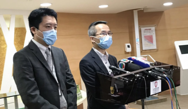 Доктор Оуэн Цанг (справа) и доктор Доминик Со, руководитель службы интенсивной терапии в больнице.