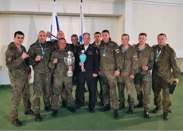 Водолазы – североморцы вошли в состав сборной команды ВМФ России21 марта, 2020 14:33 | Лента новостейФото: пресс-служба СФТри североморца вошли в состав сборной команды ВМФ России, которая примет участие в Международном этапе конкурса «Глубина» игр «АрМИ-2020». Это старшина Иван Бутюков, старшина Павел Русиновский и старший матрос Роман Дунаев. Все водолазы отлично себя показали на Всеармейском этапе конкурса водолазного многоборья «Глубина» в Севастополе. На этих соревнованиях, проходящих на территории Черноморского высшего военно-морского училища, лучшие временные результаты и технику выполения североморцы показали при оказании помощи аварийному надводному кораблю и первой медицинской помощи тонущему. А также в состязаниях по подводной борьбе - акватлоне.В общекомандном зачете сборная Северного флота заняла третье место, разделив его с командой Балтийского флота