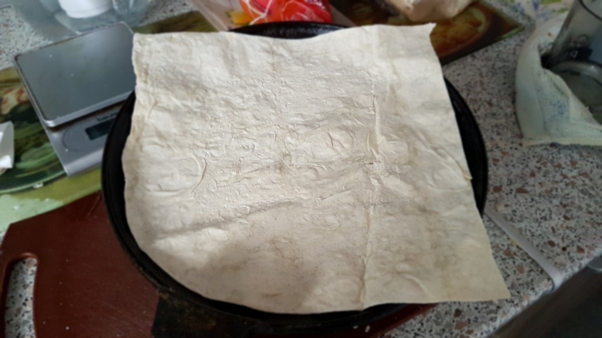 Лаваш должен поместиться на сковородку практически полностью