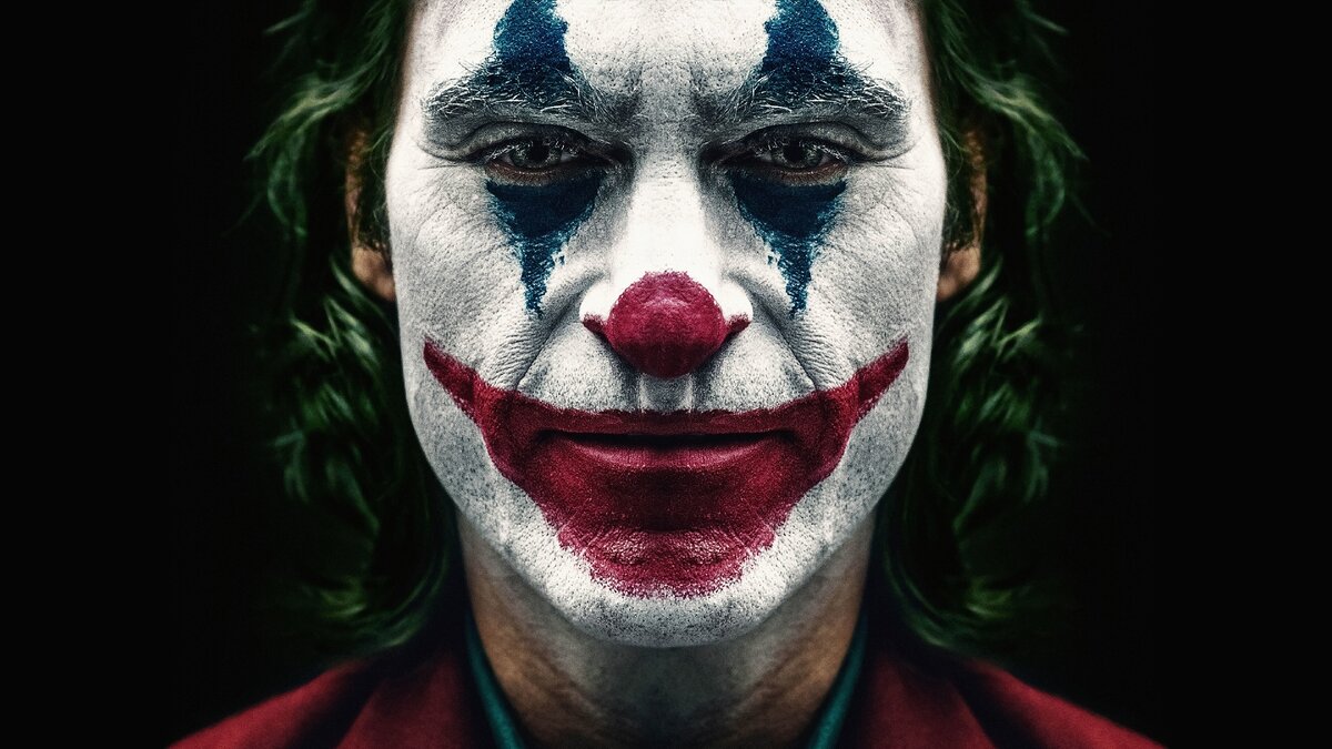 Готэм, начало 1980-х годов. Комик Артур Флек живет с больной матерью, которая с детства учит его «ходить с улыбкой». Пытаясь нести в мир хорошее и дарить людям радость, Артур сталкивается с человеческой жестокостью и постепенно приходит к выводу, что этот мир получит от него не добрую улыбку, а ухмылку злодея Джокера.