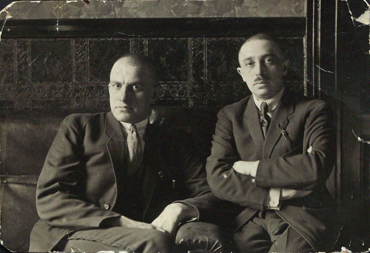 Владимир Маяковский и Осип Брик. Источник фото: https://shkolazhizni.ru/