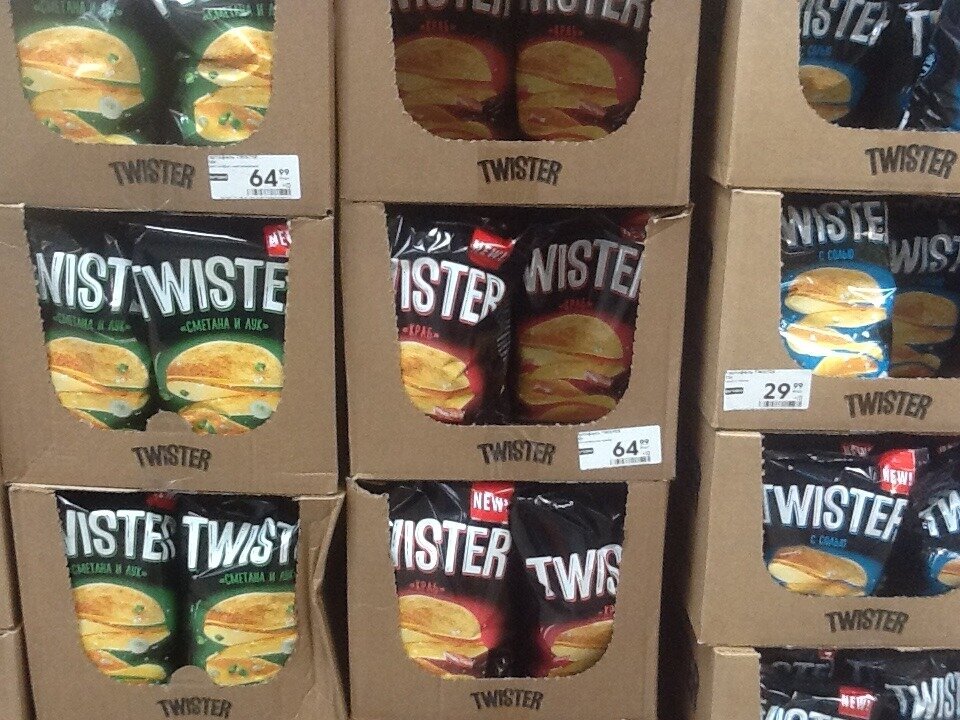 7 одинаковых пачек чипсов стоят. Twister чипсы. Twister чипсы вкусы. Чипсы Twister Пятерочка. Чипсы в Пятерочке.