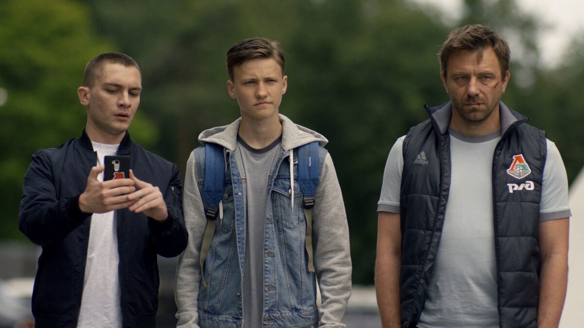 Три поколения героев, объединенные бедой под названием- беспощадный российский футбол. Слева направо: Саша( Никита Павленко), Денис (Николай Калинычев) и Фил (Ростислав Бершауэр), "Вне игры", 2018-2019 гг.