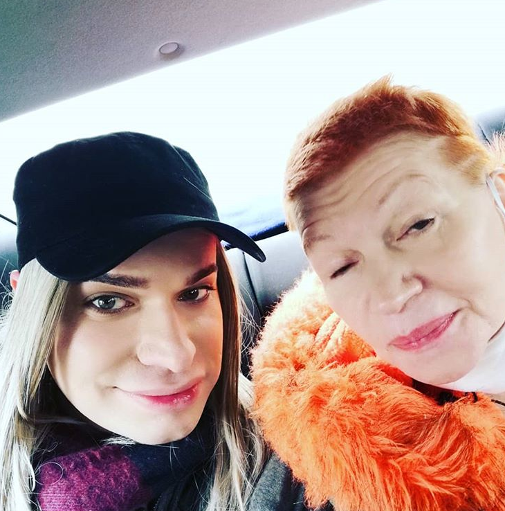 Вместе со своей супругой.