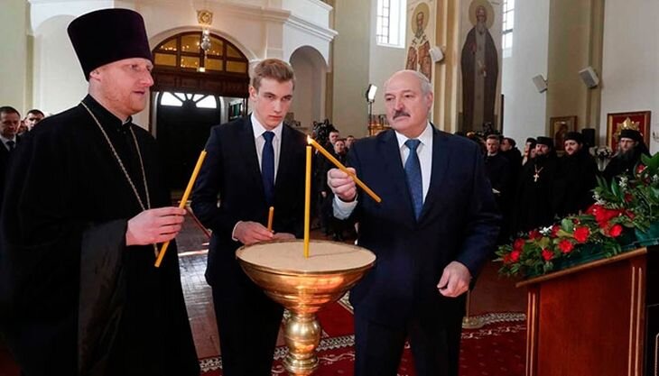Лукашенко вместе с младшим сыном Николаем отмечает Пасху, 19 апреля