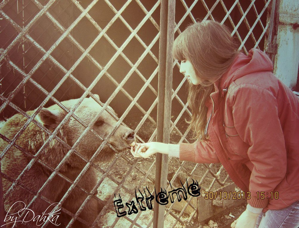 Фильтры и надписи были в моде)