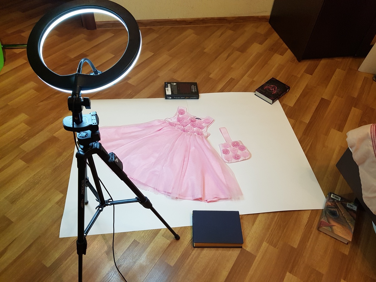 Как видите, здесь нет ничего сложного. Вещи, сфотографированные на светлом фоне будут выигрышно смотреться в общей массе. 