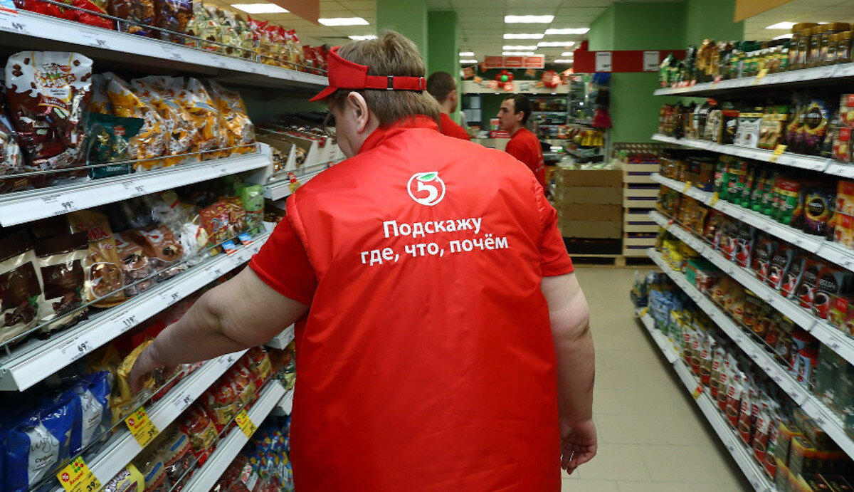 Кассирша в пятерочке. В пятерочке пропали продукты. Сахар на полке магазина. В пятерочке пропали продукты. Мемы про пятерочку.