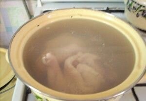     Берем нашу половину тушки курицы и, помыв его под проточной водой, помещаем в кастрюлю. Долив в кастрюлю воды (около 1.5 литра) – ставим на огонь и доводим до кипения. После того, как наш бульончик закипит – шумовкой аккуратно снимаем пену. Убавляем огонь на средний и доводим до полной готовности.   