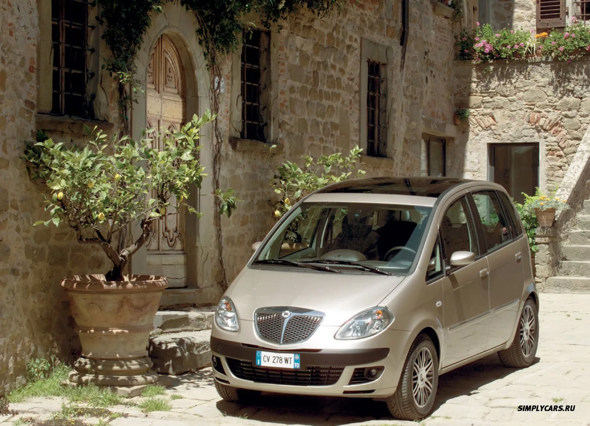 Lancia Musa . Фотография взята с сервиса Яндекс Картинки 