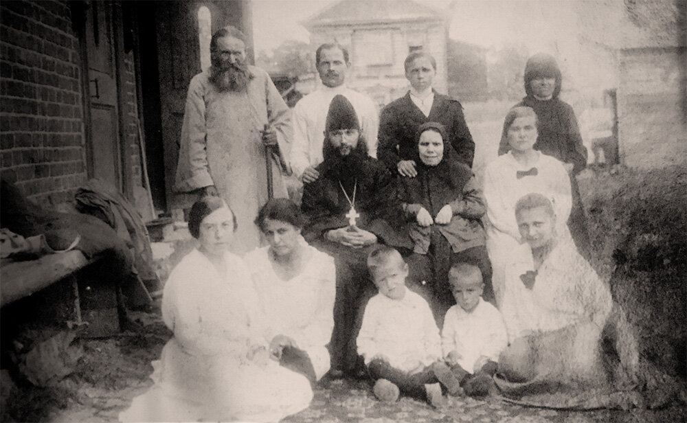 Уникальная прижизненная фотография блаженной Матроны. Сделана в промежутке конца 20-х — середины 30-х годов. Фотография хранилась в архиве младшего брата Матроны Ивана Дмитриевича Никонова, уехавшего с семьей в Москву перед войной. Сегодня оригинал находится в собрании музея в села Себино Тульской области, где родилась блаженная Матрона. 
Фото с сайта https://www.miloserdie.ru/special/matrona/ 