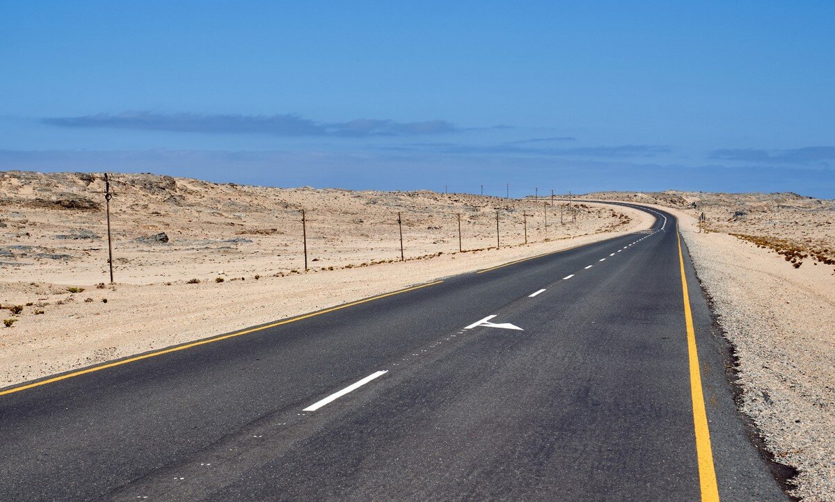 3 дороги поет. Дороги Намибии. Поющая дорога. Транспорт в Намибии. Дорога в Намибии через пустыню 500 км.