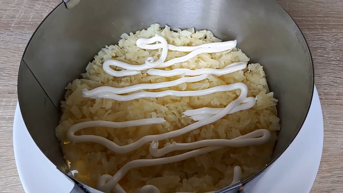 первый слой картофель, на картофель майонез