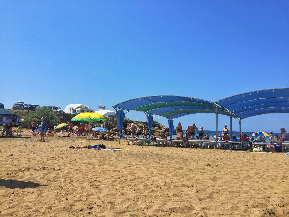 Мелкий песок на пляже, очень комфортно для детских ножек.